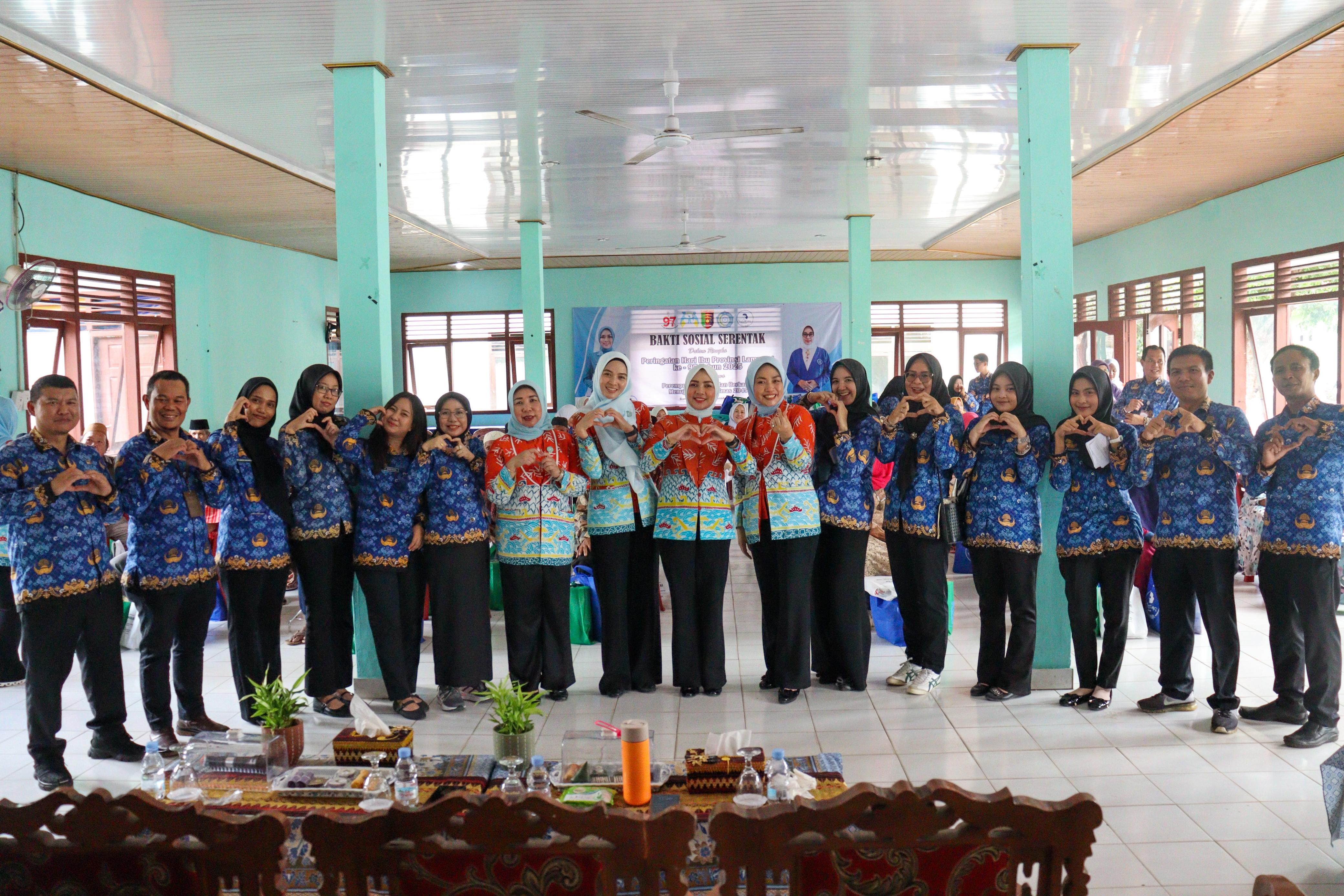 Peringati Hari Ibu ke-97, Ketua TP PKK Lampung Pimpin Bakti Sosial di Panti Lansia Trisna Werdha